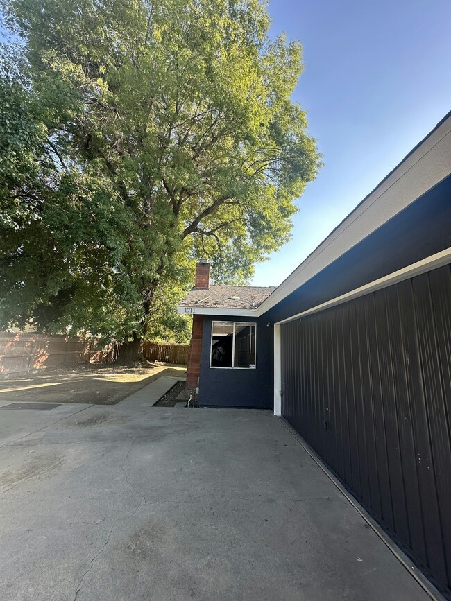 1711 E Paradise Ave in Visalia, CA - Building Photo - Building Photo