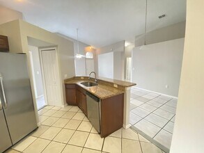 3 Bed 2 Bath Home with Stainless Steel Appliances Near Poinciana Pkwy! in Kissimmee, FL - Foto de edificio - Building Photo