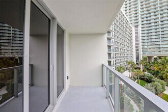 1500 Bay Rd, Unit N-1221 in Miami Beach, FL - Building Photo - Building Photo