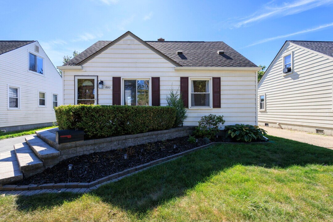 880 E Rowland Ave in Madison Heights, MI - Foto de edificio