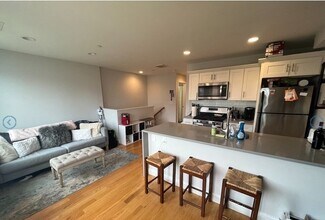 375 Dorchester St, Unit #3 in Boston, MA - Foto de edificio - Building Photo