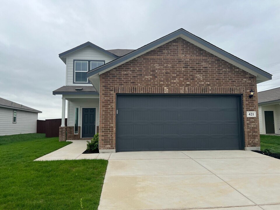 421 Jean St in Seguin, TX - Building Photo