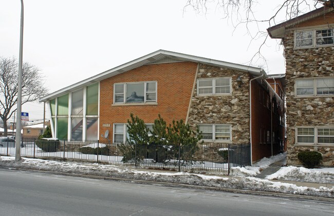 6324 W 63rd St in Chicago, IL - Foto de edificio - Building Photo