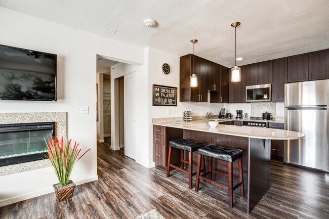 Roe 107 in Overland Park, KS - Foto de edificio - Building Photo