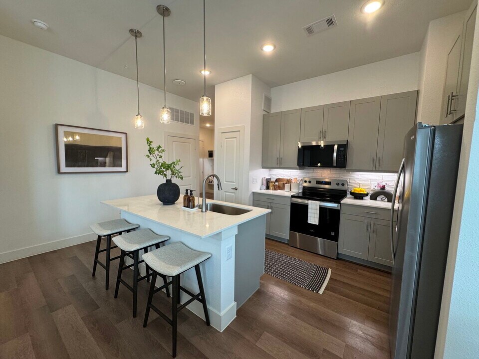 8100 Brewer Blvd in Fort Worth, TX - Foto de edificio