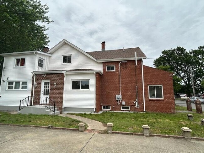 27 Monroe Ave in East Providence, RI - Building Photo - Building Photo