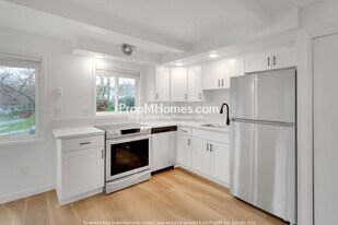 7026 N Burlington Ave in Portland, OR - Building Photo