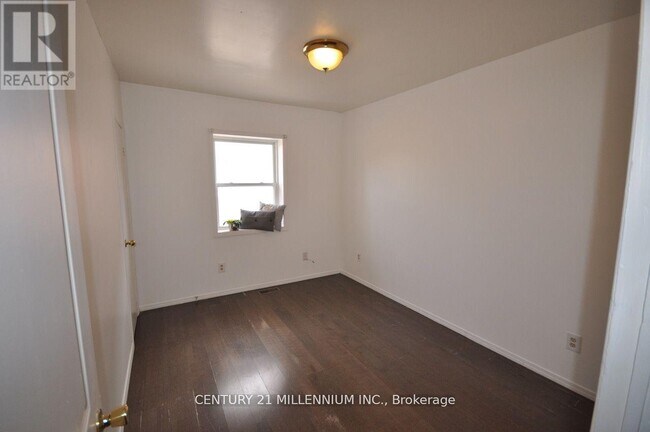 30 Corby Crescent in Brampton, ON - Building Photo - Building Photo