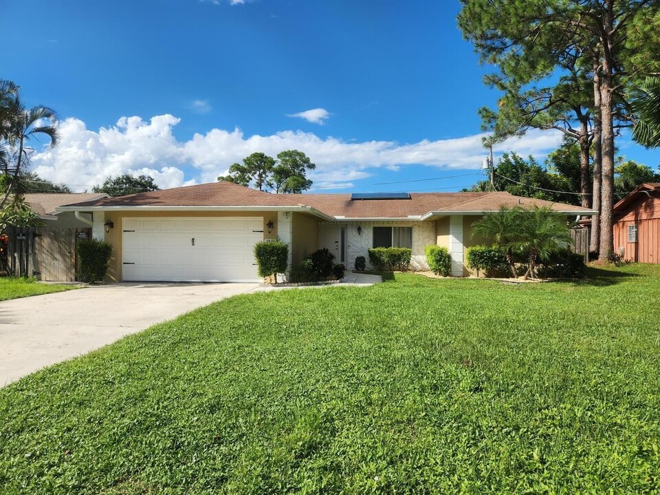 4693 Dolphin Dr in Greenacres, FL - Building Photo