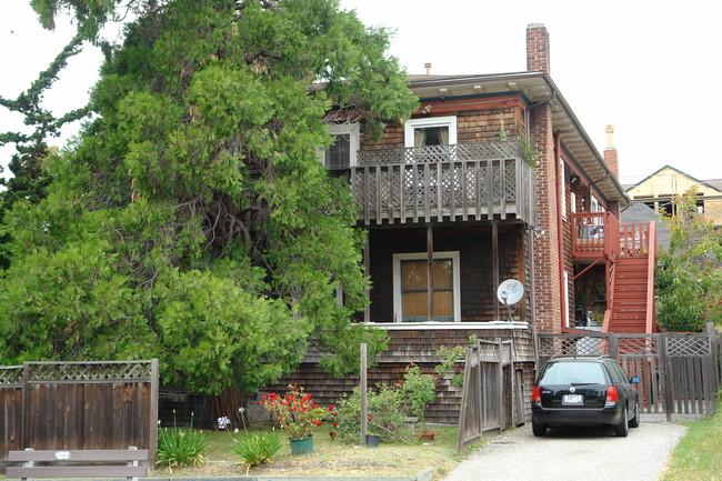 2931-2937 Hillegass Ave in Berkeley, CA - Foto de edificio - Building Photo