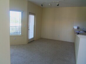 4200 E Commerce Way in Sacramento, CA - Building Photo - Building Photo