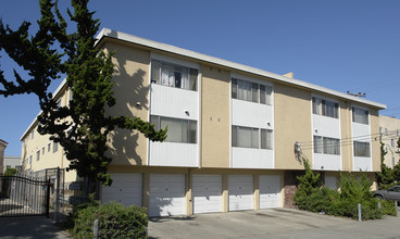 Stanley Court Apartments in Oakland, CA - Building Photo - Building Photo