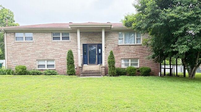 property at 5760 Saundersville Rd