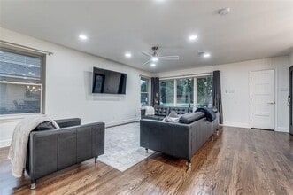 9026 Livenshire Dr in Dallas, TX - Building Photo - Building Photo