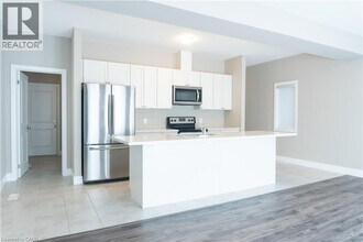 59 Pondcliffe Dr in Kitchener, ON - Building Photo - Building Photo