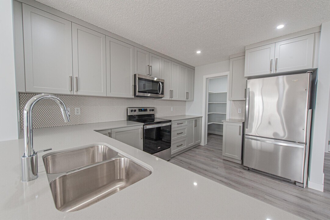 1445 Cherniak Way SW in Edmonton, AB - Building Photo