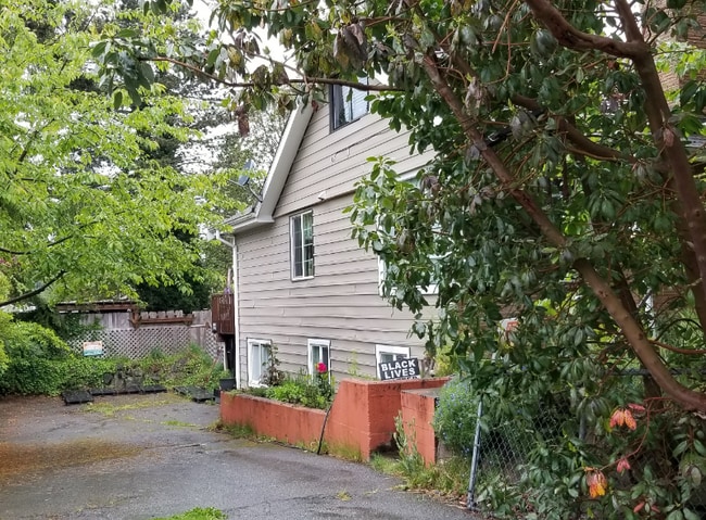 17211-17212 12th Ave NE in Shoreline, WA - Building Photo - Building Photo