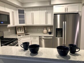 10 Westwood Dr in Westbury, NY - Building Photo - Building Photo