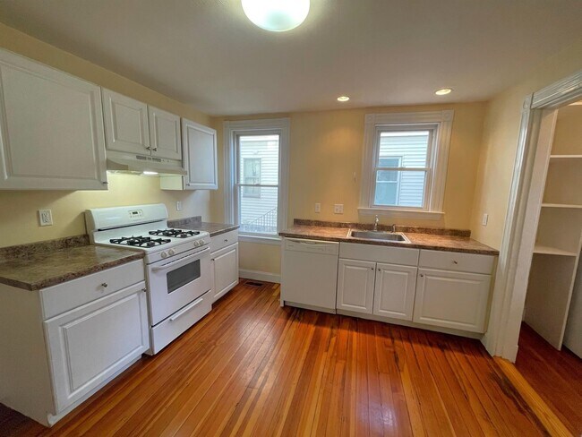 32 Pearson Rd, Unit 2 in Somerville, MA - Building Photo - Building Photo