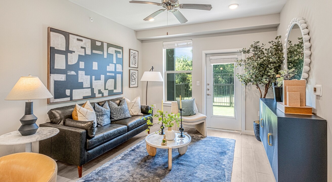 Creekside at Grand Prairie in Grand Prairie, TX - Building Photo