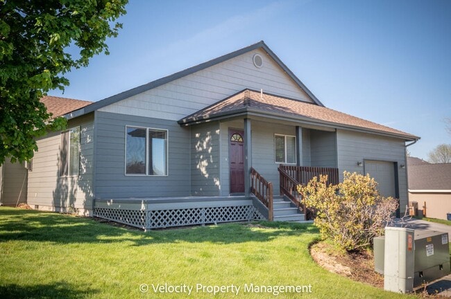 1204 NE Dawson Dr in Bend, OR - Building Photo - Building Photo