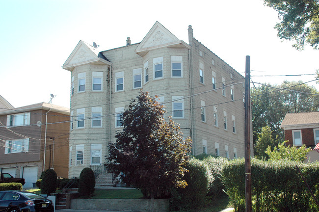 192 Uhland St in East Rutherford, NJ - Building Photo - Building Photo