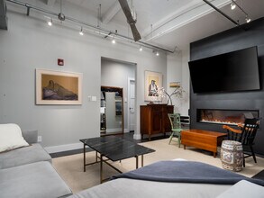 335 W 5th St, Unit 406 in Cincinnati, OH - Foto de edificio - Building Photo