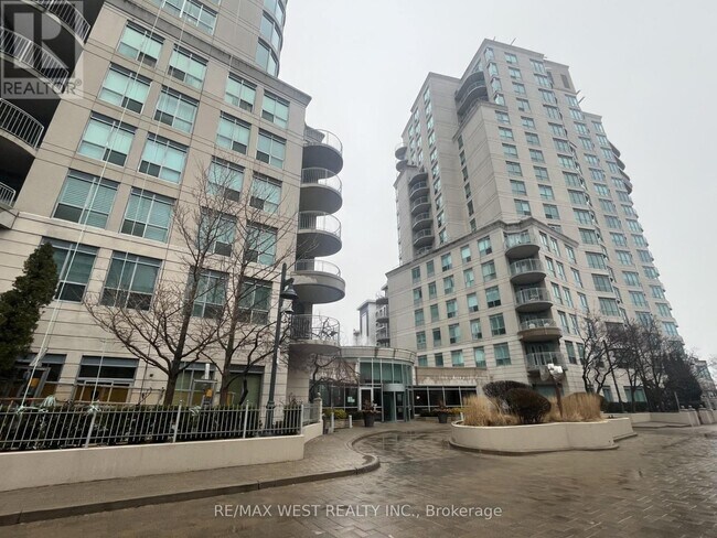 2111 Lake Shore Blvd W in Toronto, ON - Building Photo - Building Photo