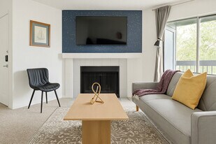 1040 Clayton Ln in Austin, TX - Building Photo