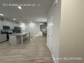 921 Robbie Jackson Ln in Fuquay Varina, NC - Building Photo - Building Photo