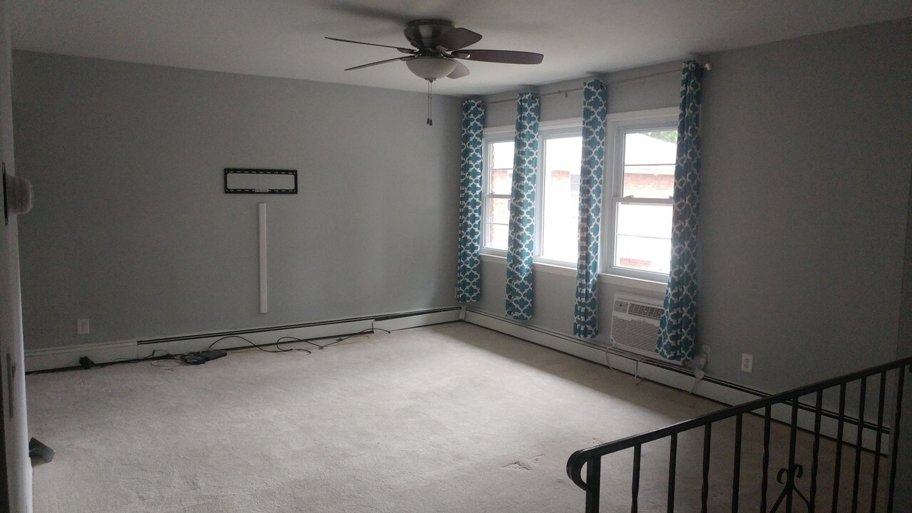 2710 South Rd in Poughkeepsie, NY - Building Photo