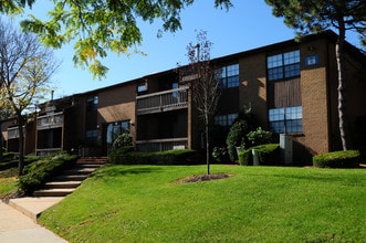 Woodbridge Terrace in Woodbridge, NJ - Foto de edificio - Building Photo