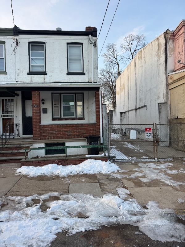 property at 723 E Woodlawn St
