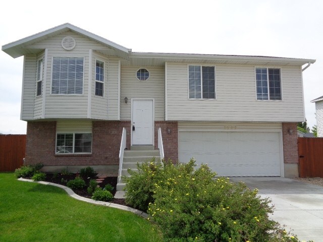 2359 W 2075 N in Clinton, UT - Building Photo