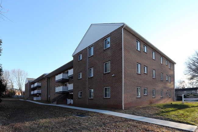 Maple Court Apartments in Pottstown, PA - Building Photo - Building Photo
