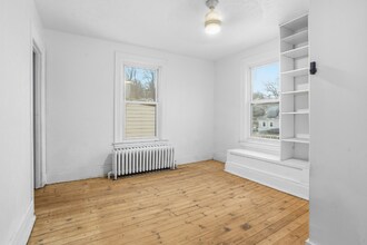 1210 Round Top St in Pittsburgh, PA - Foto de edificio - Building Photo