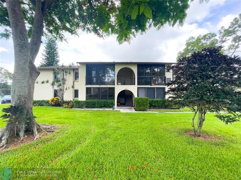 340 Knotty Pine Cir in Greenacres, FL - Building Photo