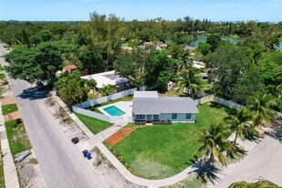 1895 NE 154th St in North Miami Beach, FL - Building Photo