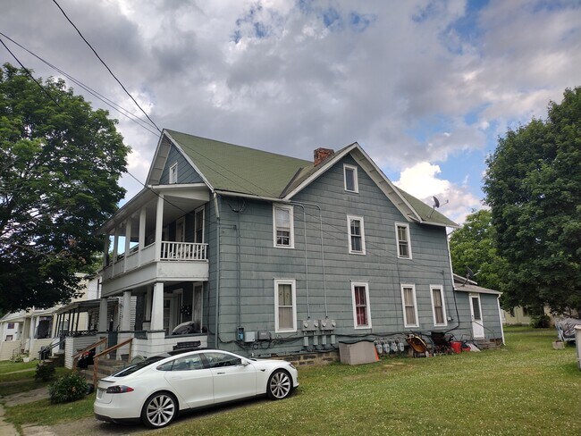 708 Linden Pl in Elmira, NY - Building Photo - Building Photo