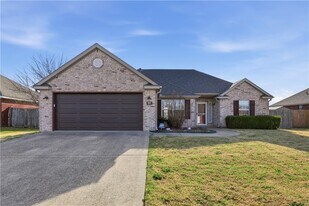 551 Dogwood St in Centerton, AR - Building Photo