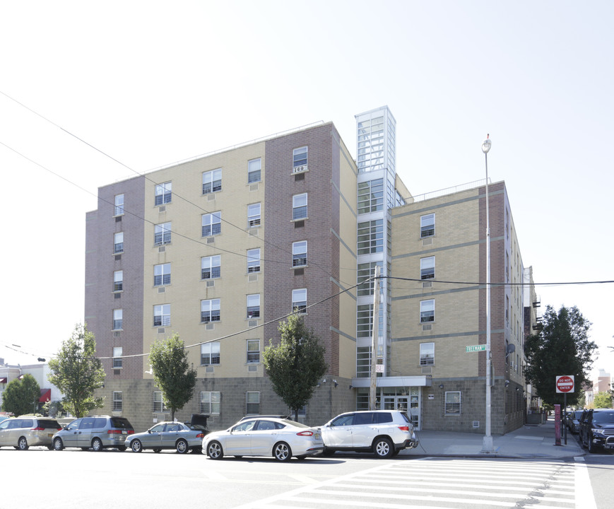 Freeman Gardens in Bronx, NY - Building Photo