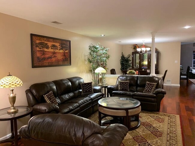 304 Harvest Ln in Monmouth Junction, NJ - Foto de edificio - Building Photo