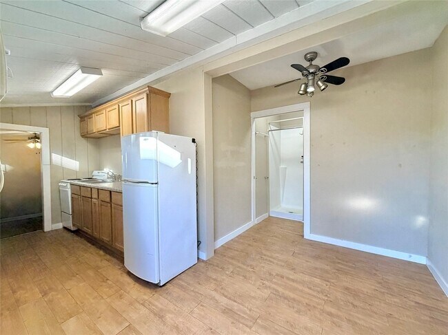 1002 Gregg St in Denton, TX - Building Photo - Building Photo