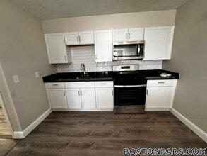 18 Waugh St in Lowell, MA - Foto de edificio - Building Photo