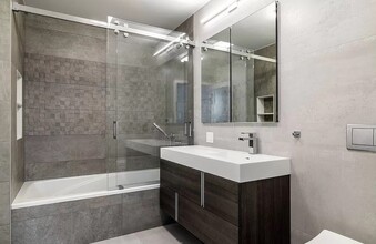 140 E 13th St, Unit 3F in New York, NY - Building Photo - Building Photo