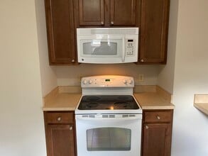 1069 Wayburn St, Unit 2 in Grosse Pointe, MI - Foto de edificio - Building Photo