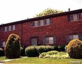 19609 W 12 Mile Rd in Southfield, MI - Building Photo