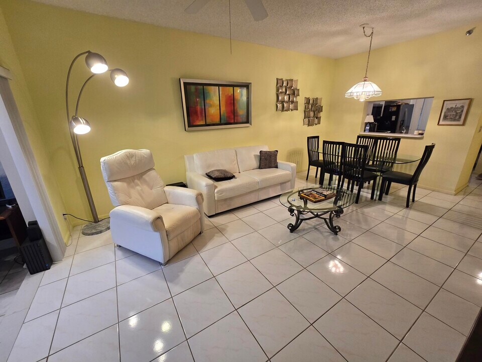 5084 Rose Hill Dr in Boynton Beach, FL - Building Photo