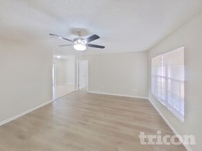 1002 Saxon Ct in Brandon, FL - Building Photo - Building Photo