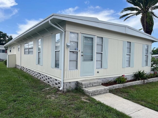 15435 Lakeshore Villa St in Tampa, FL - Building Photo - Building Photo